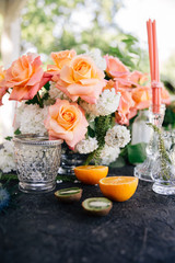 Obraz na płótnie Canvas citrus fruits in the decor of the wedding table and with a combination of vibrant coral colors