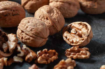 Nueces cerradas y abiertas