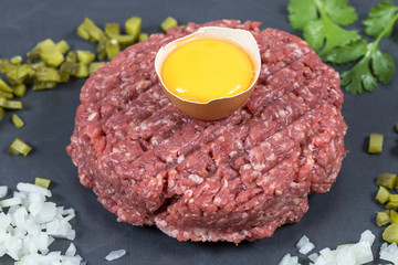 steak tartare sur une ardoise