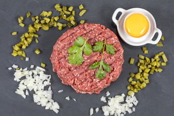 steak tartare sur une ardoise
