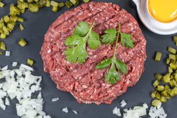 steak tartare sur une ardoise