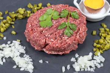 steak tartare sur une ardoise