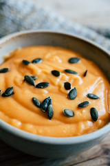 Soupe de courge butternut avec des graines de courges