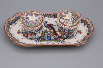 Encriers anciens en porcelaine décorées sur plateau