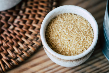 Sucre roux fin dans un petit pot en grès
