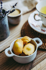 Madeleines miniature fait maison et tasse de thé vert