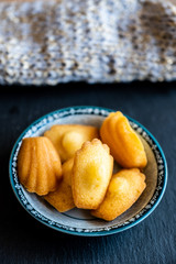 Petites madeleines fait maison dans un plat