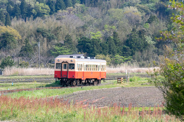 Obraz premium 上総鶴舞駅付近の小湊鐵道 千葉県市原市 日本