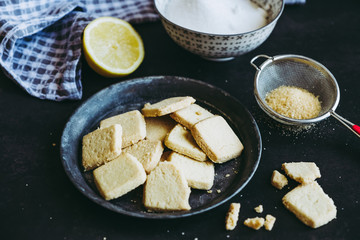Biscuits au citron fait maison disposés dans un plat en métal sur la table de cuisine	