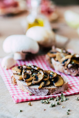 Bruschetta aux champignons de paris et origan