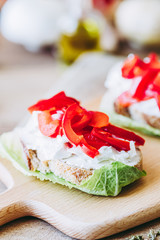 Bruschetta au fromage frais et poivron rouge assaisonné à l'ail et romarin