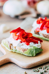 Bruschetta au fromage frais et poivron rouge assaisonné à l'ail et romarin