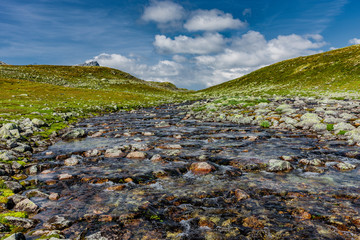 Gebirgsbach mit klarem Wasser in Norwegen