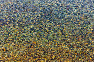 Gebirgsbach mit klarem Wasser in Norwegen