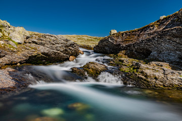 Gebirgsbach mit klarem Wasser in Norwegen