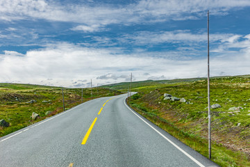 Fototapeta na wymiar Straße durch Norwegens Hochland in Hallingskarvet