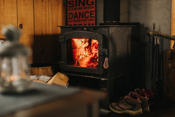 Chalet réchauffé au poêle à bois