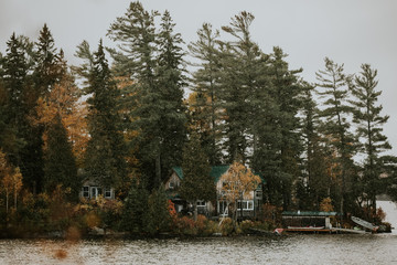 Fototapeta premium La neige tombe sur la cabane dans la forêt canadienne