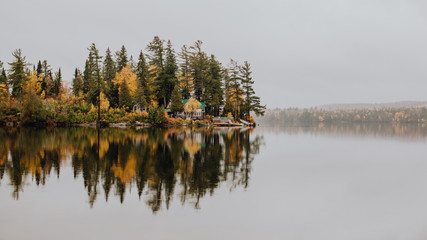 Effet miroir sur le lac d'un paysage automnal en Ontario au Canada