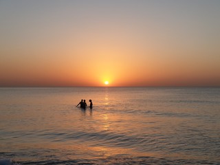 Fototapeta premium silhouette of people on the beach