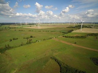 Wiatraki pole farma wiatrowa ekologia prąd energia - obrazy, fototapety, plakaty