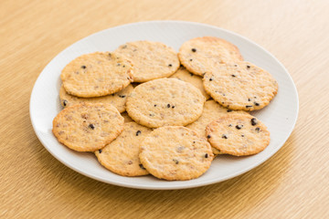 Plato lleno de galletas con chocolate, cookies
