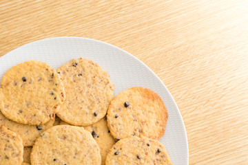 Detalle de un plato con galletas con pepitas de chocolate, cookies
