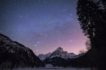 Fototapeta na wymiar Obersee in Naefels in winter at night