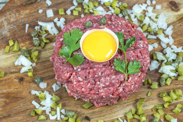 steak tartare sur une planche à découper