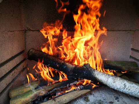 Grillen BBQ Steinofen Steingrill Grill offen Feuer Flamme