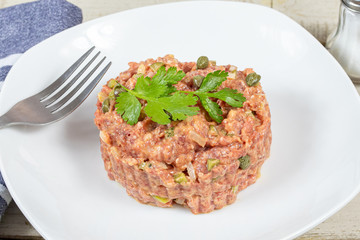 steak tartare de boeuf préparée dans une assiette