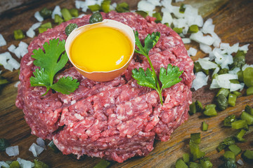 steak tartare sur une planche à découper
