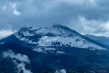 Fototapeta na wymiar Adarra Urnieta Andoain Nevado nieve