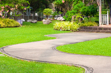 Obraz premium Walkway pathway curve in public garden, Bangkok Thailand.