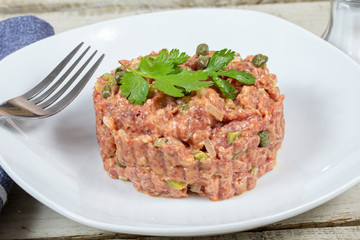 steak tartare de boeuf préparée dans une assiette