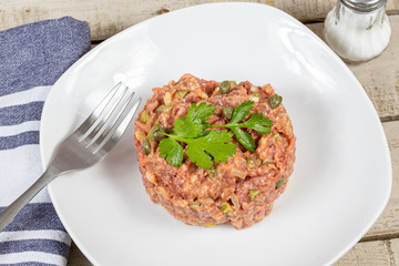steak tartare de boeuf préparée dans une assiette