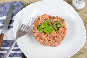steak tartare de boeuf préparée dans une assiette