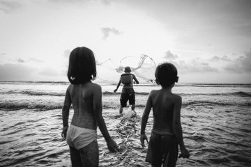 Kids watching the fisherman