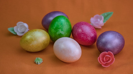 Fototapeta na wymiar Beautiful Easter eggs laid out on the table