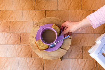 Mujer desayunando en el balcón