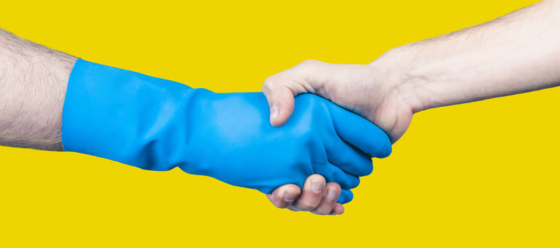 Stretta di mano tra medico con guanto blu e paziente
