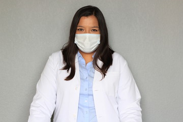 Doctora con bata y cubrebocas