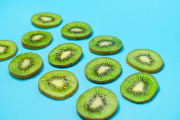 Fototapeta premium Owoce kiwi na niebieskim tle