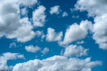 Naklejka na ściany i meble Nubes en un cielo azul