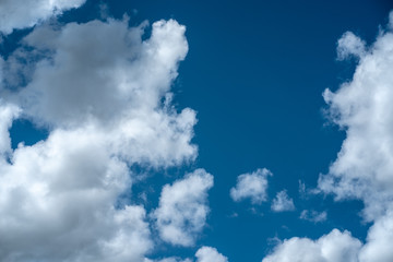 Nubes en un cielo azul