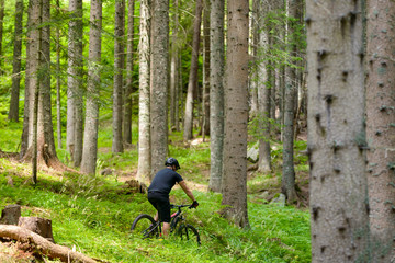 Fototapeta premium Male cyclist with electric mountainbike in the forest