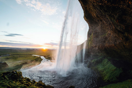 Seljalandsfoss waterfall in Iceland © rawpixel.com