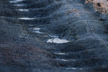 Gut befahrene beschädigte Straße , mit vielen Schlaglöchern. 
