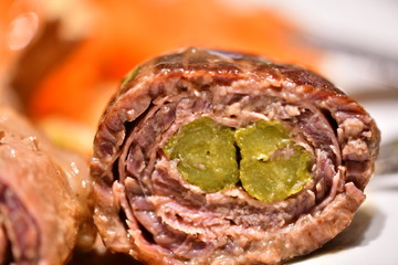 Gefüllte Rinderroulade mit Speck und Essiggurken.