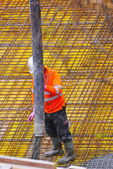 Vertido de hormigón en la construcción de un bloque de pisos en Barcelona, Catalunya, España,...